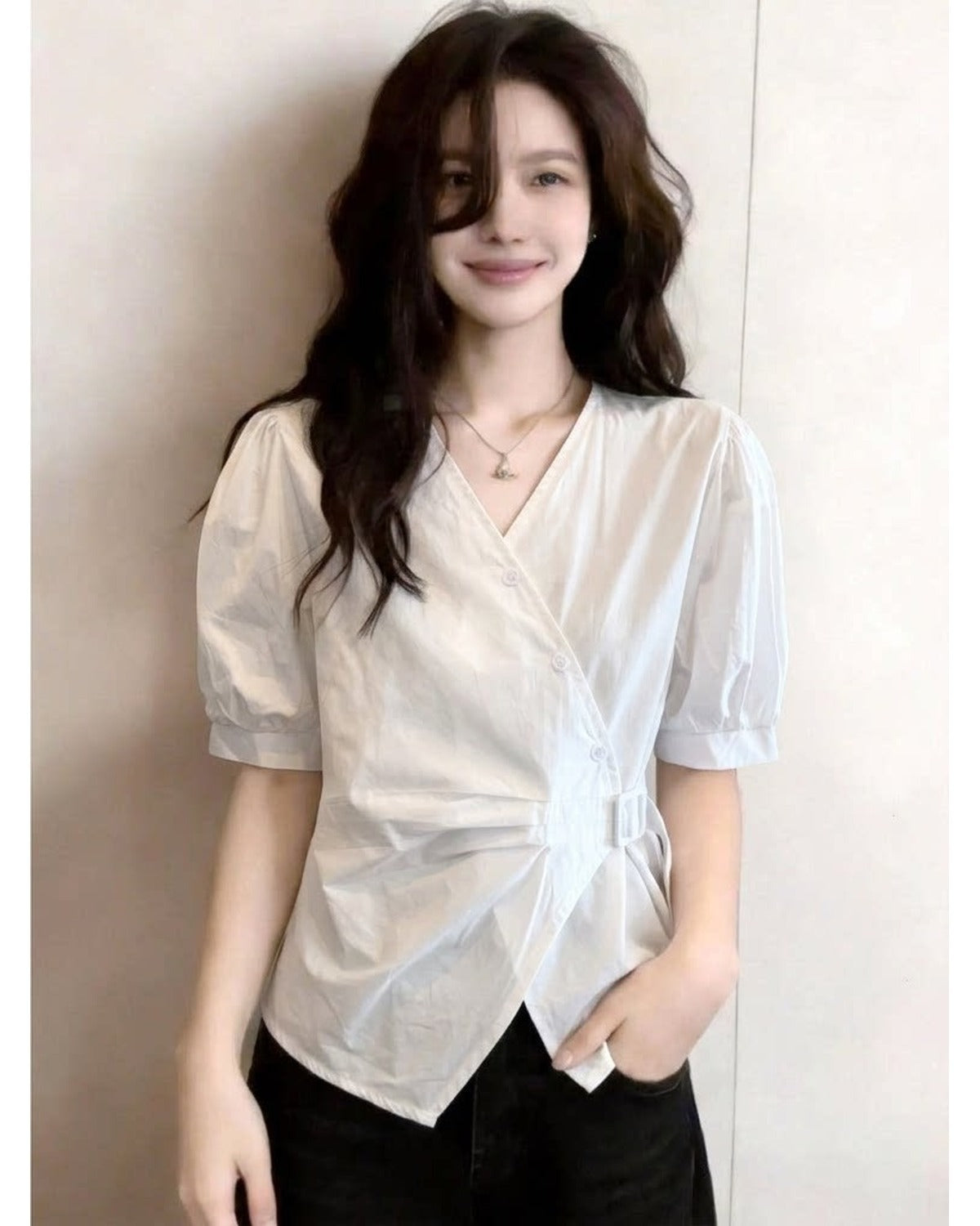 Camicia Bianca Drappeggiata con Scollo V